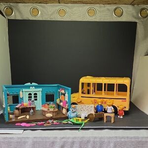 Li'l Woodzeez General Store Playset, School Bus +Daniel Tigers Neighborhood Figu